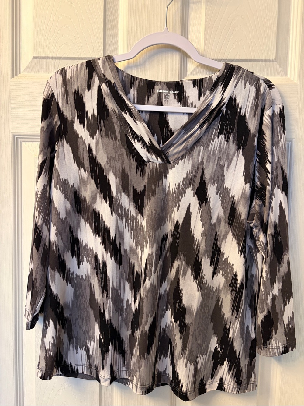 Allison Daley Black & White top - size Petite Medium - 3/4 length sleeves, Vneck